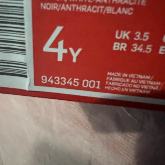 Selling brand new 10/10 nike air max size 4y - Picture 2 of 3